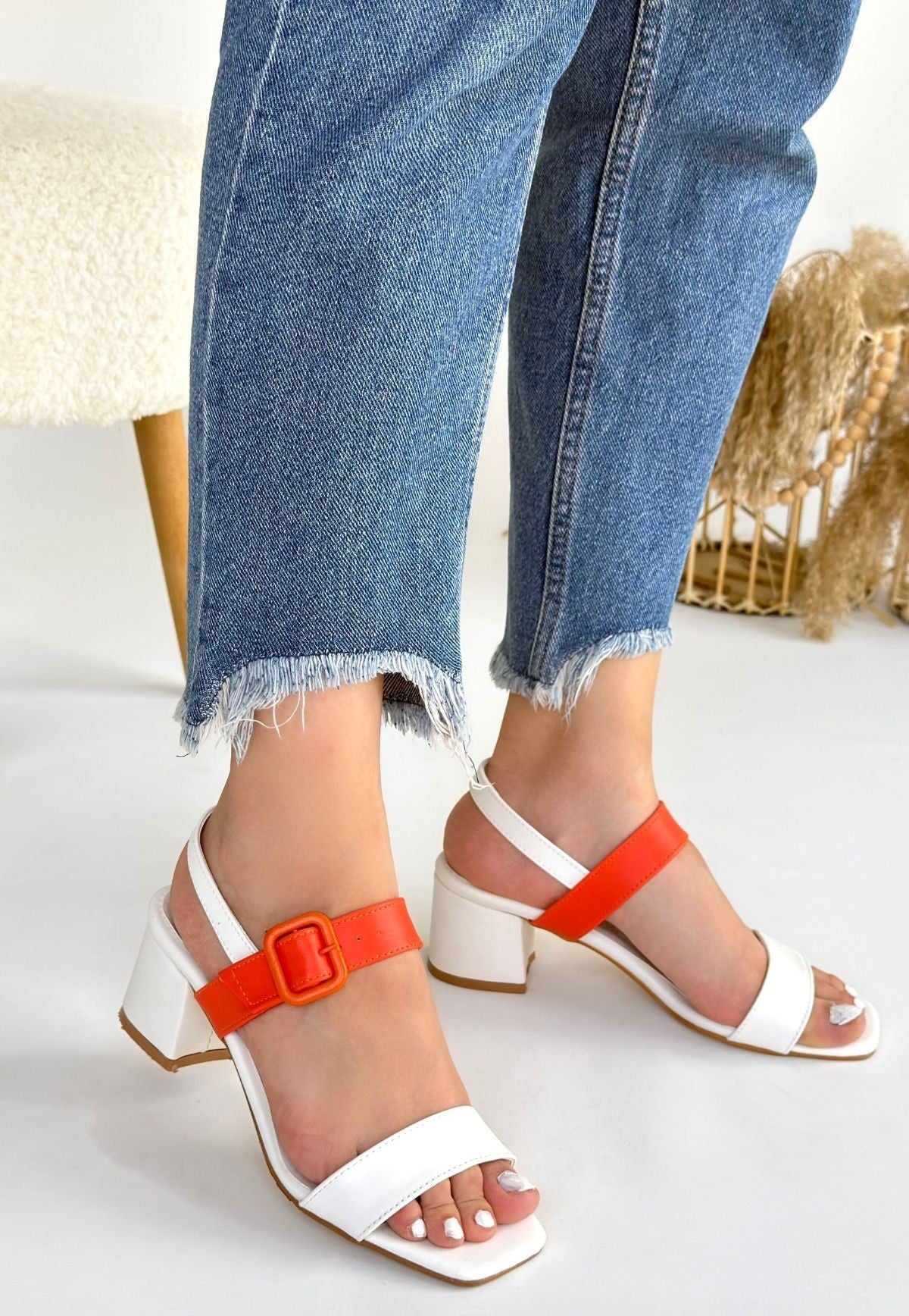 Year Beyaz Cilt Turuncu Detaylı Beyaz Topuklu Ayakkabı