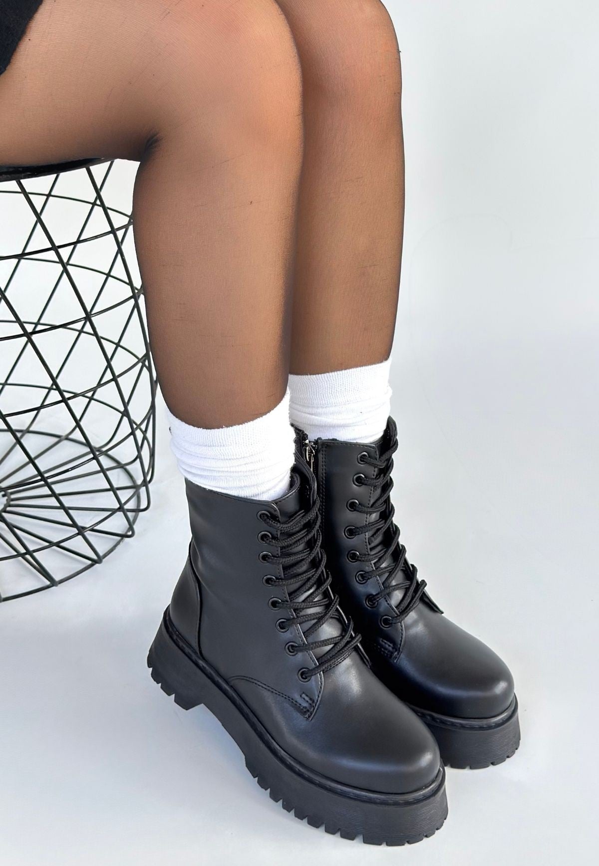 Jonni Siyah Cilt Bağcıklı Bot